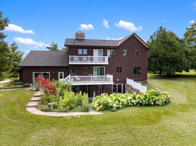 5939 Barnard Road, Charlevoix, MI 49720
