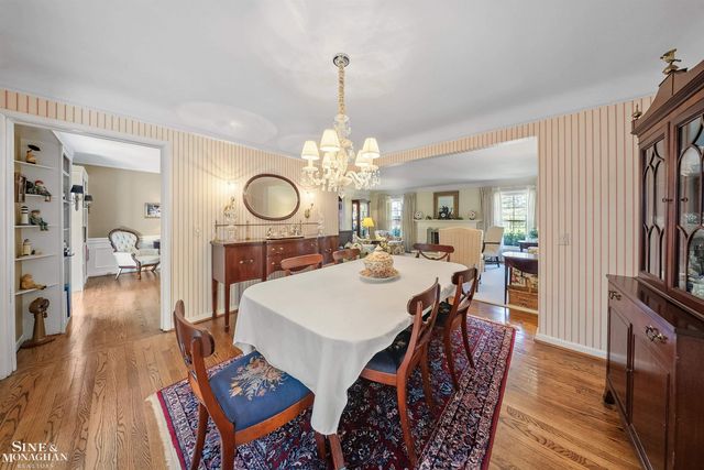 926 Hidden Lane, Grosse Pointe Woods, MI 48236