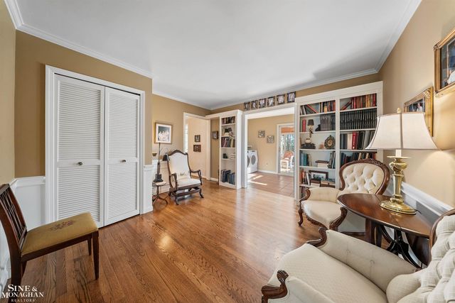 926 Hidden Lane, Grosse Pointe Woods, MI 48236