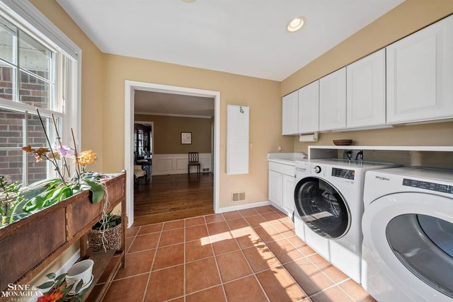 926 Hidden Lane, Grosse Pointe Woods, MI 48236