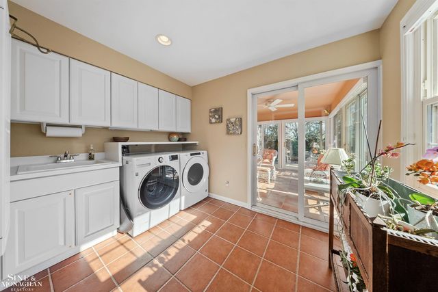 926 Hidden Lane, Grosse Pointe Woods, MI 48236