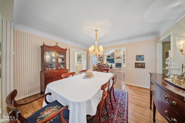 926 Hidden Lane, Grosse Pointe Woods, MI 48236
