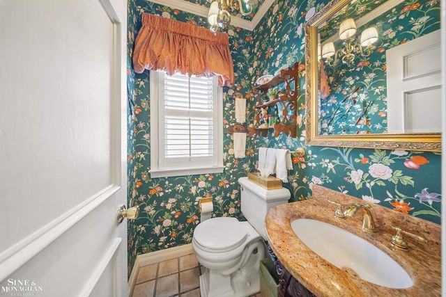 926 Hidden Lane, Grosse Pointe Woods, MI 48236