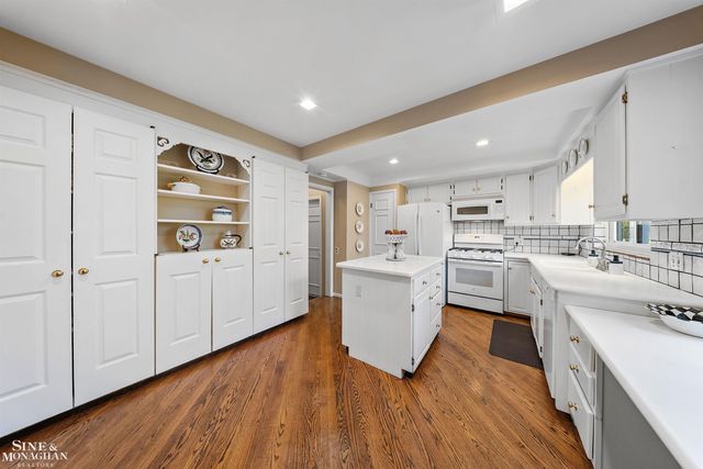 926 Hidden Lane, Grosse Pointe Woods, MI 48236