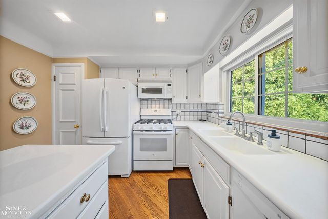 926 Hidden Lane, Grosse Pointe Woods, MI 48236