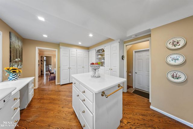 926 Hidden Lane, Grosse Pointe Woods, MI 48236