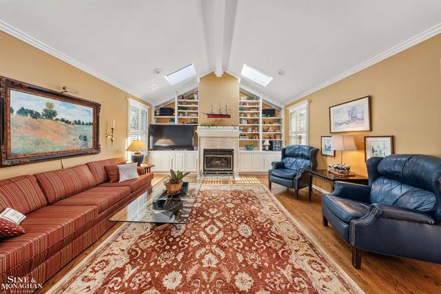 926 Hidden Lane, Grosse Pointe Woods, MI 48236