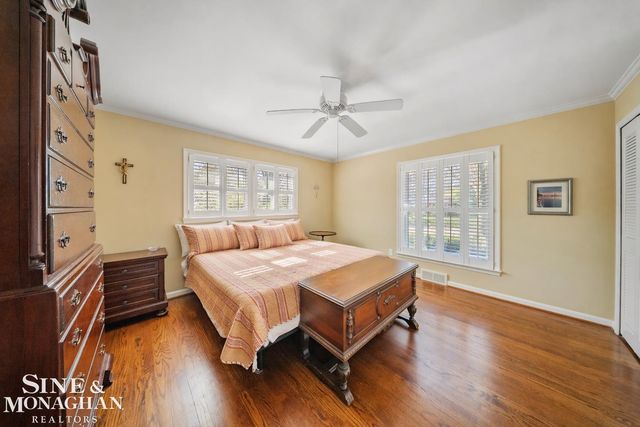 926 Hidden Lane, Grosse Pointe Woods, MI 48236