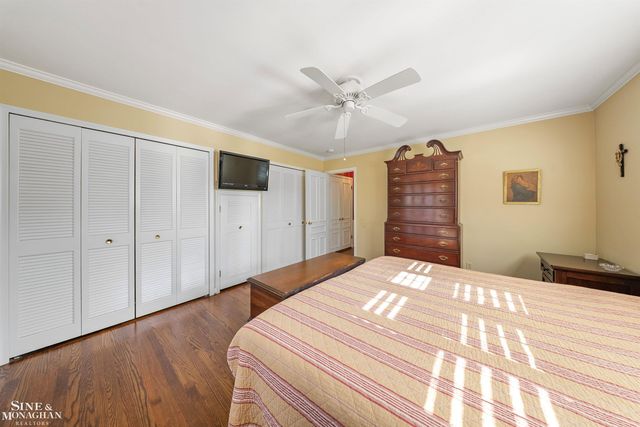 926 Hidden Lane, Grosse Pointe Woods, MI 48236