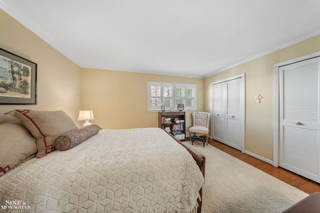 926 Hidden Lane, Grosse Pointe Woods, MI 48236