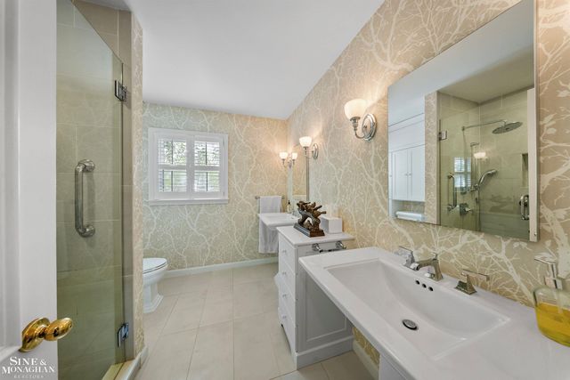 926 Hidden Lane, Grosse Pointe Woods, MI 48236