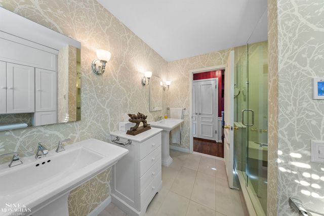 926 Hidden Lane, Grosse Pointe Woods, MI 48236