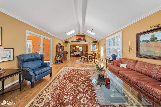 926 Hidden Lane, Grosse Pointe Woods, MI 48236