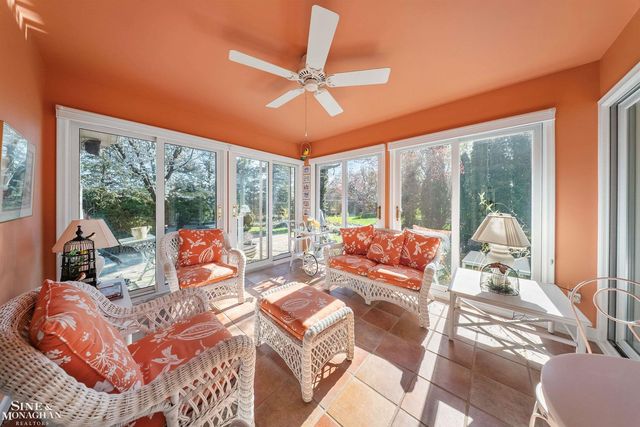 926 Hidden Lane, Grosse Pointe Woods, MI 48236