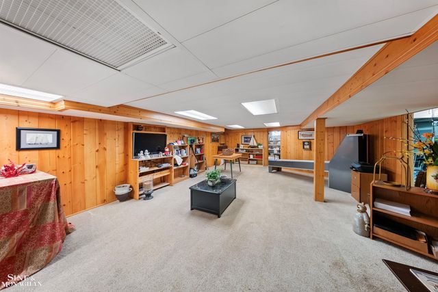 926 Hidden Lane, Grosse Pointe Woods, MI 48236