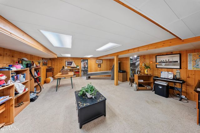 926 Hidden Lane, Grosse Pointe Woods, MI 48236