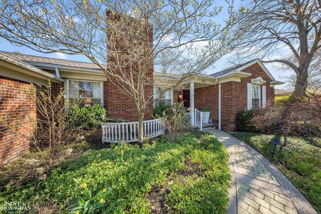 926 Hidden Lane, Grosse Pointe Woods, MI 48236