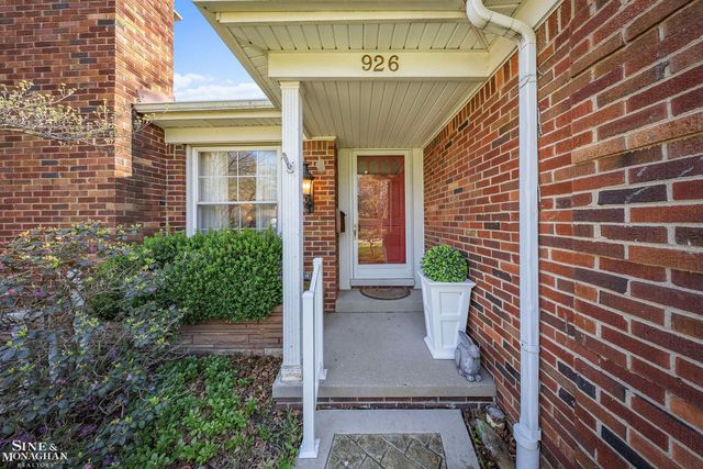 926 Hidden Lane, Grosse Pointe Woods, MI 48236