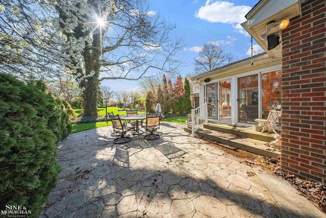 926 Hidden Lane, Grosse Pointe Woods, MI 48236
