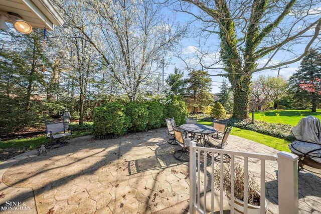 926 Hidden Lane, Grosse Pointe Woods, MI 48236