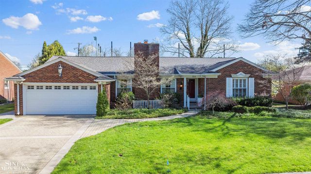 926 Hidden Lane, Grosse Pointe Woods, MI 48236