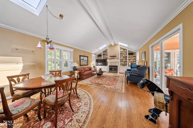 926 Hidden Lane, Grosse Pointe Woods, MI 48236