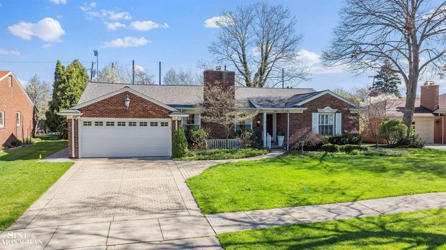 926 Hidden Lane, Grosse Pointe Woods, MI 48236