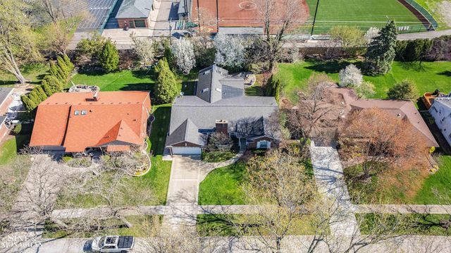 926 Hidden Lane, Grosse Pointe Woods, MI 48236