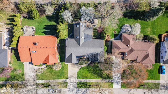 926 Hidden Lane, Grosse Pointe Woods, MI 48236