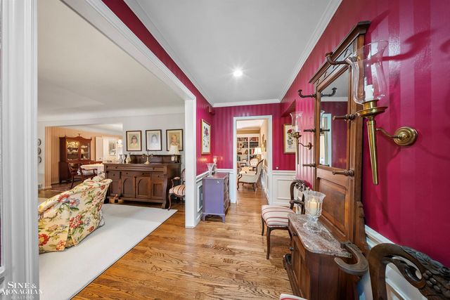 926 Hidden Lane, Grosse Pointe Woods, MI 48236