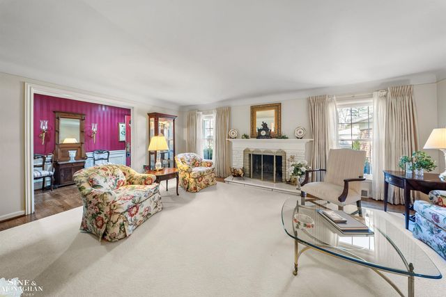 926 Hidden Lane, Grosse Pointe Woods, MI 48236