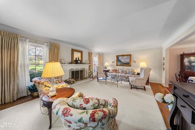 926 Hidden Lane, Grosse Pointe Woods, MI 48236