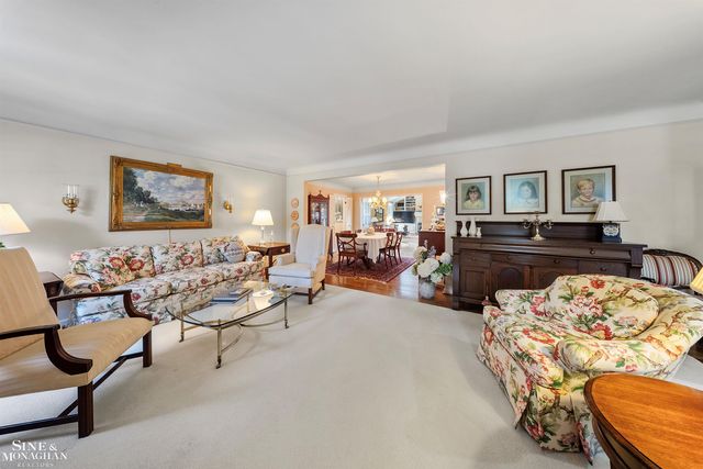926 Hidden Lane, Grosse Pointe Woods, MI 48236