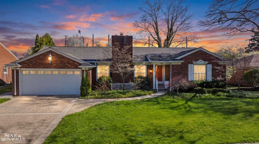926 Hidden Lane, Grosse Pointe Woods, MI 48236