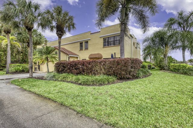 44 Uno Lago Drive, North Palm Beach, FL 33408