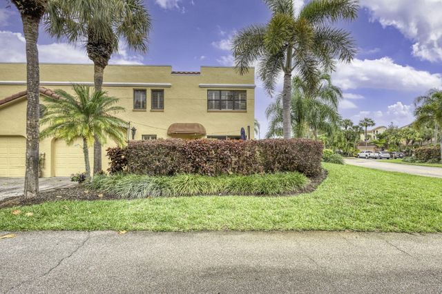 44 Uno Lago Drive, North Palm Beach, FL 33408