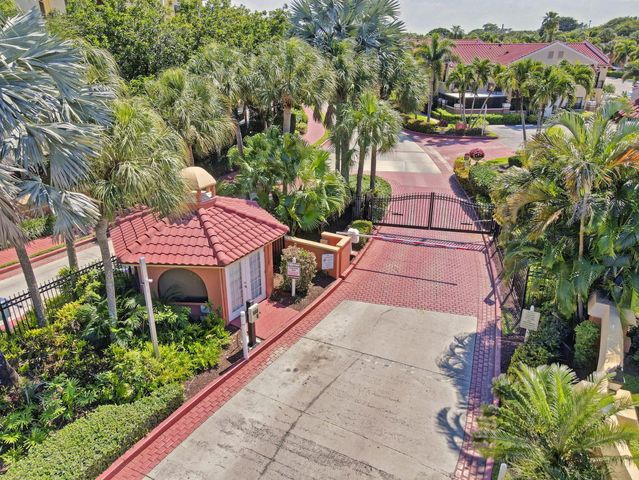 44 Uno Lago Drive, North Palm Beach, FL 33408