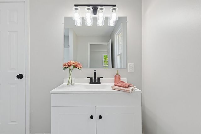 9 Scraggy Neck Rd Ext, Bourne, MA 02532