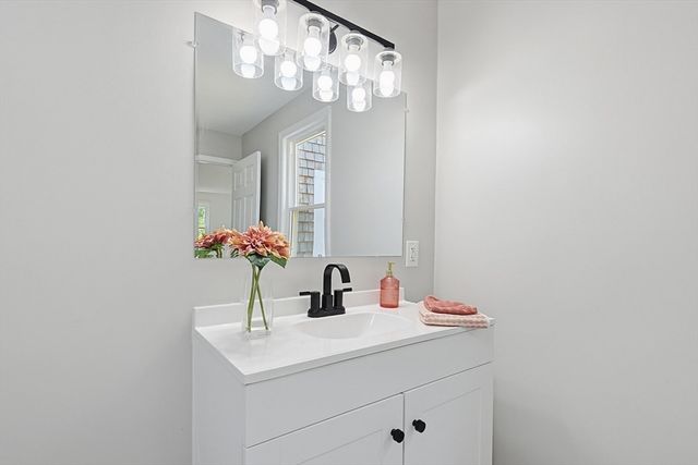 9 Scraggy Neck Rd Ext, Bourne, MA 02532