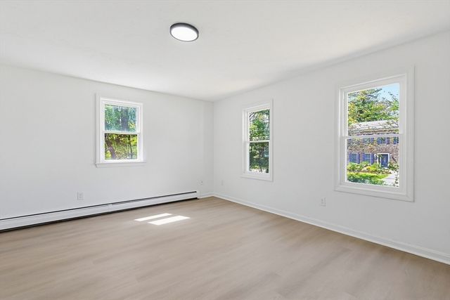 9 Scraggy Neck Rd Ext, Bourne, MA 02532