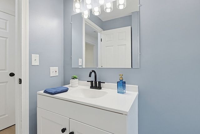 9 Scraggy Neck Rd Ext, Bourne, MA 02532