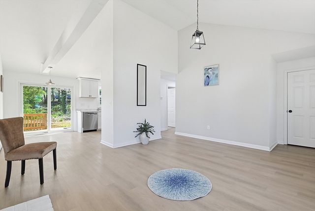 9 Scraggy Neck Rd Ext, Bourne, MA 02532