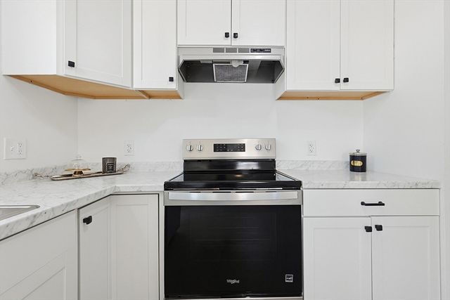 9 Scraggy Neck Rd Ext, Bourne, MA 02532