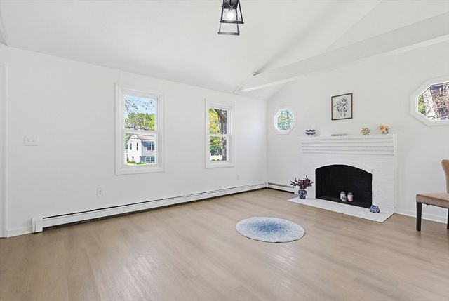 9 Scraggy Neck Rd Ext, Bourne, MA 02532