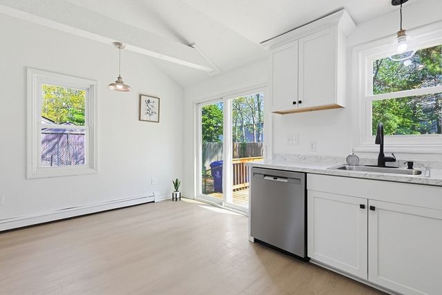 9 Scraggy Neck Rd Ext, Bourne, MA 02532