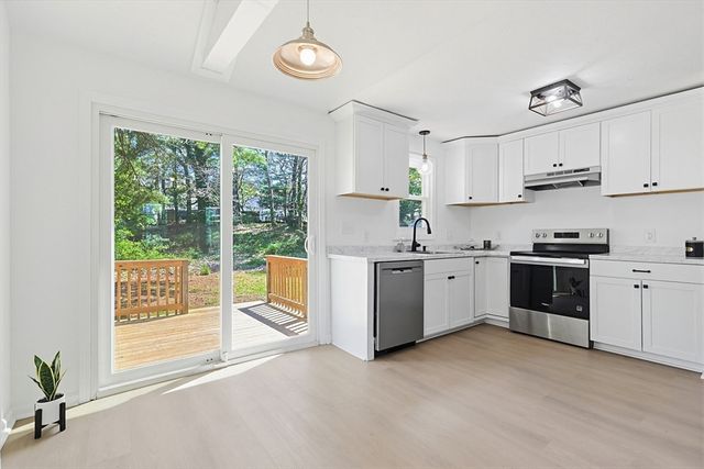 9 Scraggy Neck Rd Ext, Bourne, MA 02532