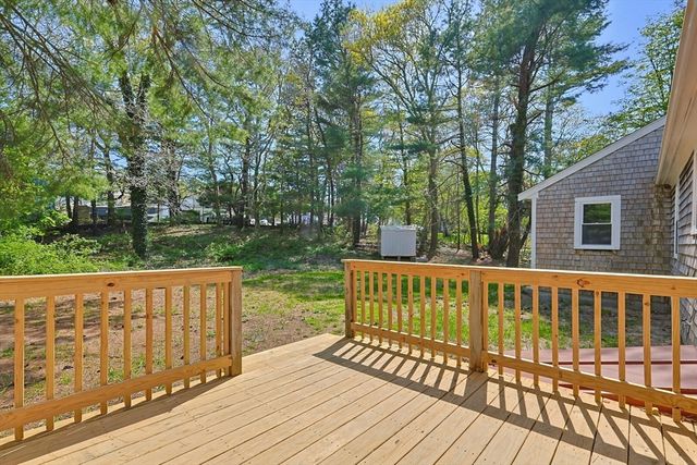 9 Scraggy Neck Rd Ext, Bourne, MA 02532