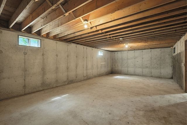9 Scraggy Neck Rd Ext, Bourne, MA 02532