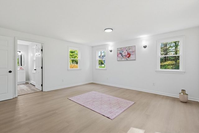 9 Scraggy Neck Rd Ext, Bourne, MA 02532
