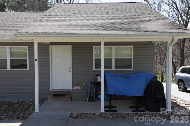 1302 Stanwood Lane, Hendersonville, NC 28739